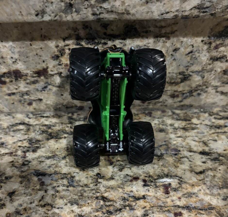 LIMITED EDITION 2024 Spin Master Monster Jam Halloween BLACK CAT Truck New 1:64