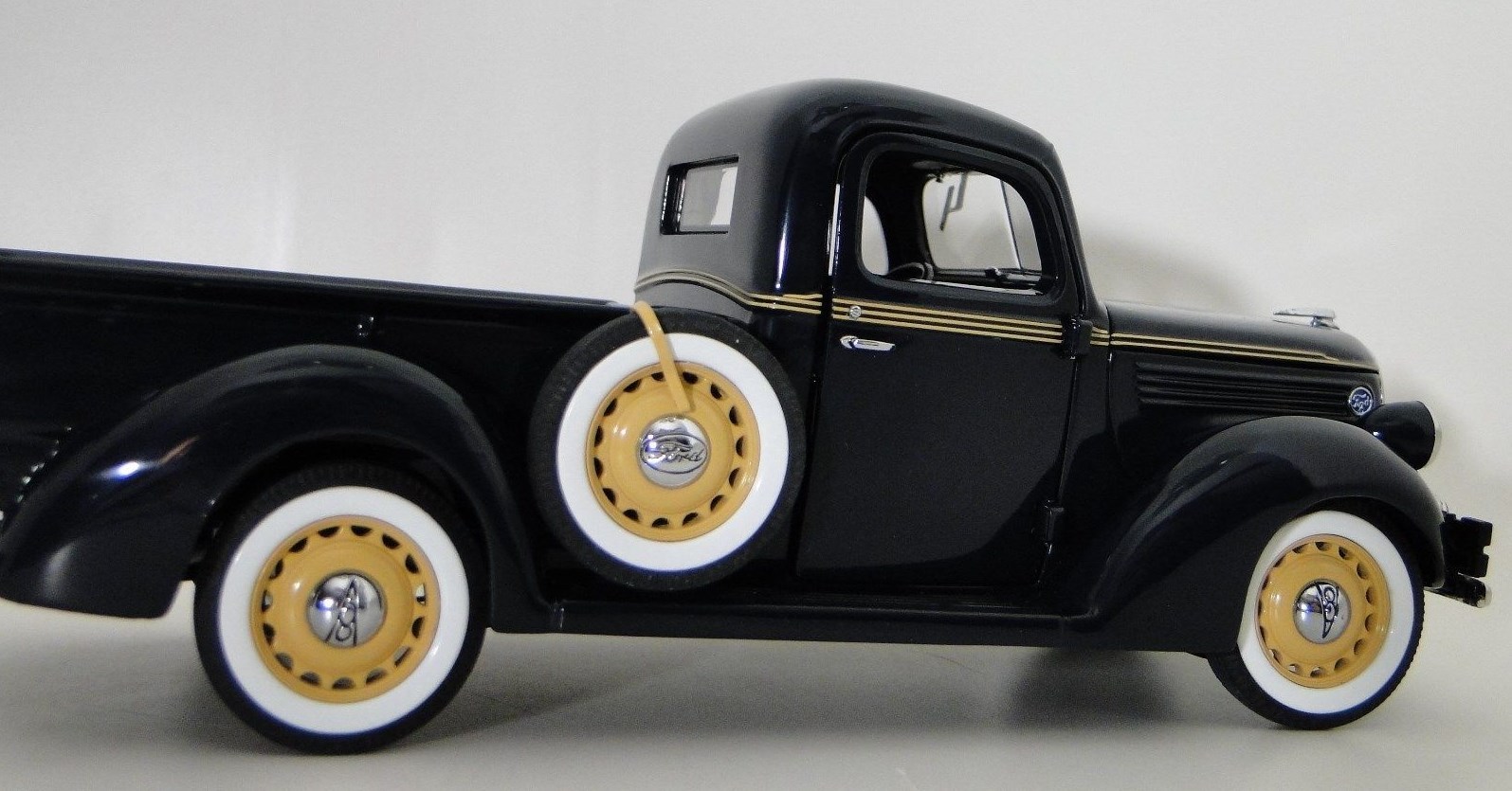 Ford Pickup Truck Wagon Classic Custom Built Metal Model Race Car 18 1 24
