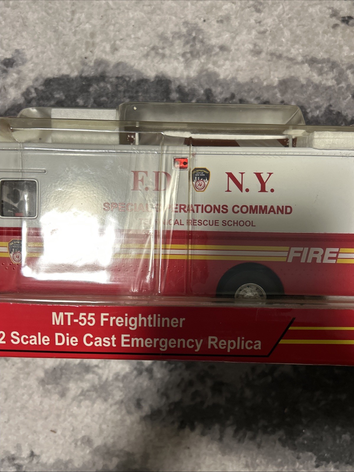 1:32 Code 3 FDNY New York Fire Department Freightliner MT-55 Command Post New