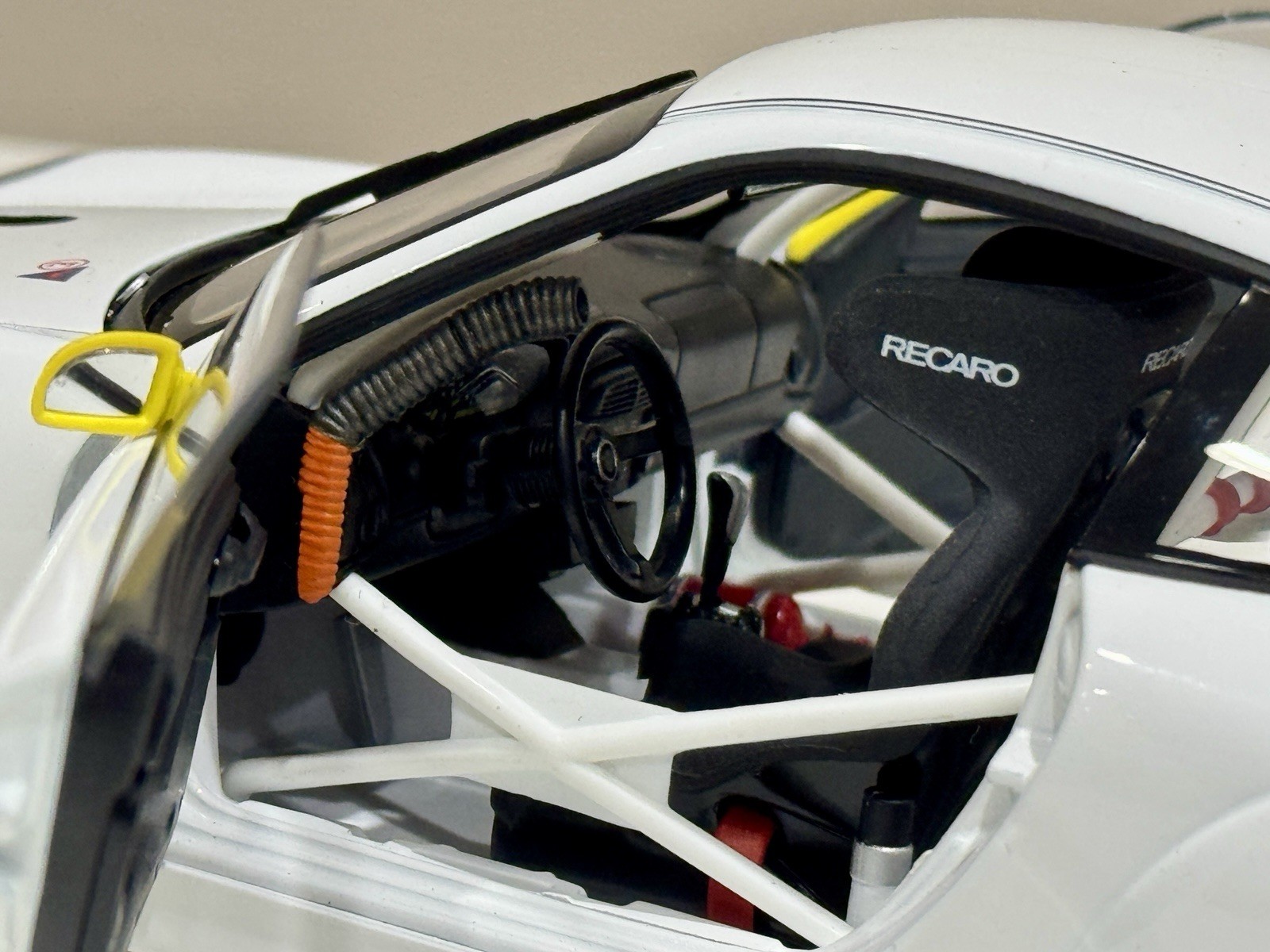 1/18 Scale AutoArt – Porsche 911 GT3 R 996 White No Decals Diecast with Box