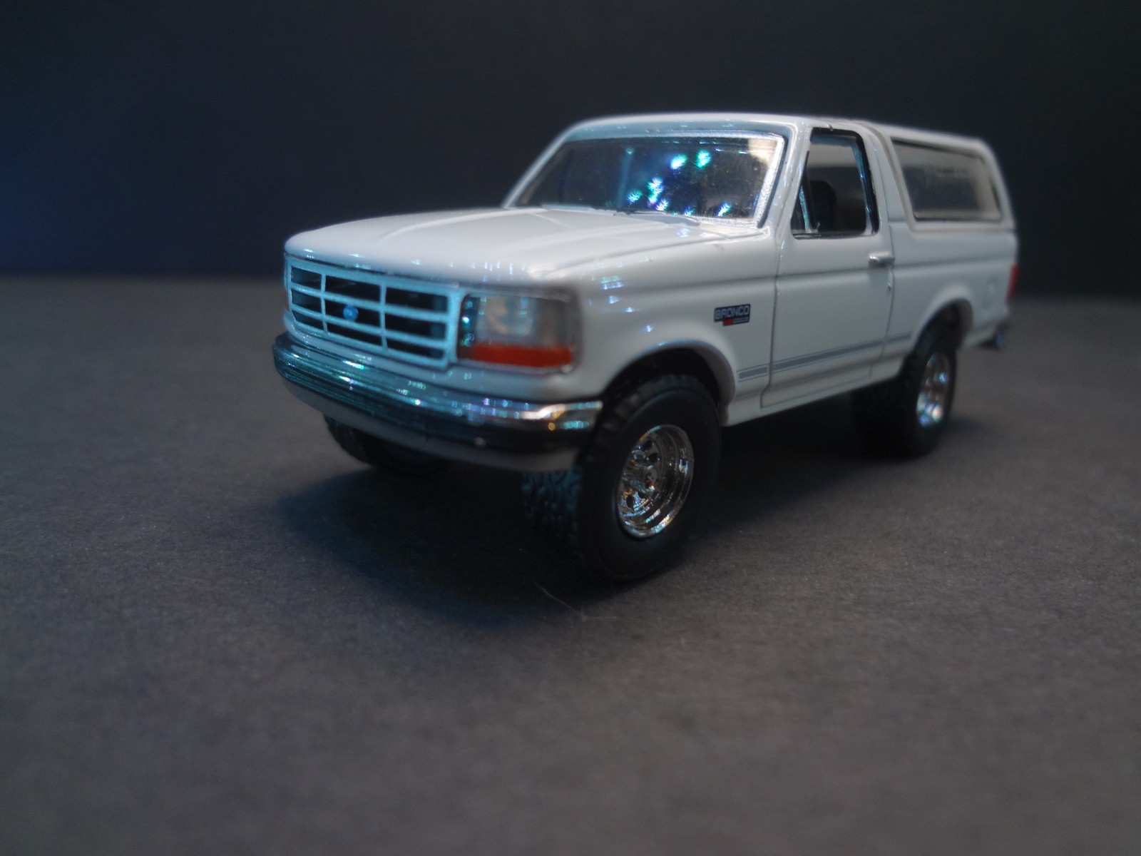 Greenlight 1993 Ford Bronco XLT white w/ removable top – Loose 1:64