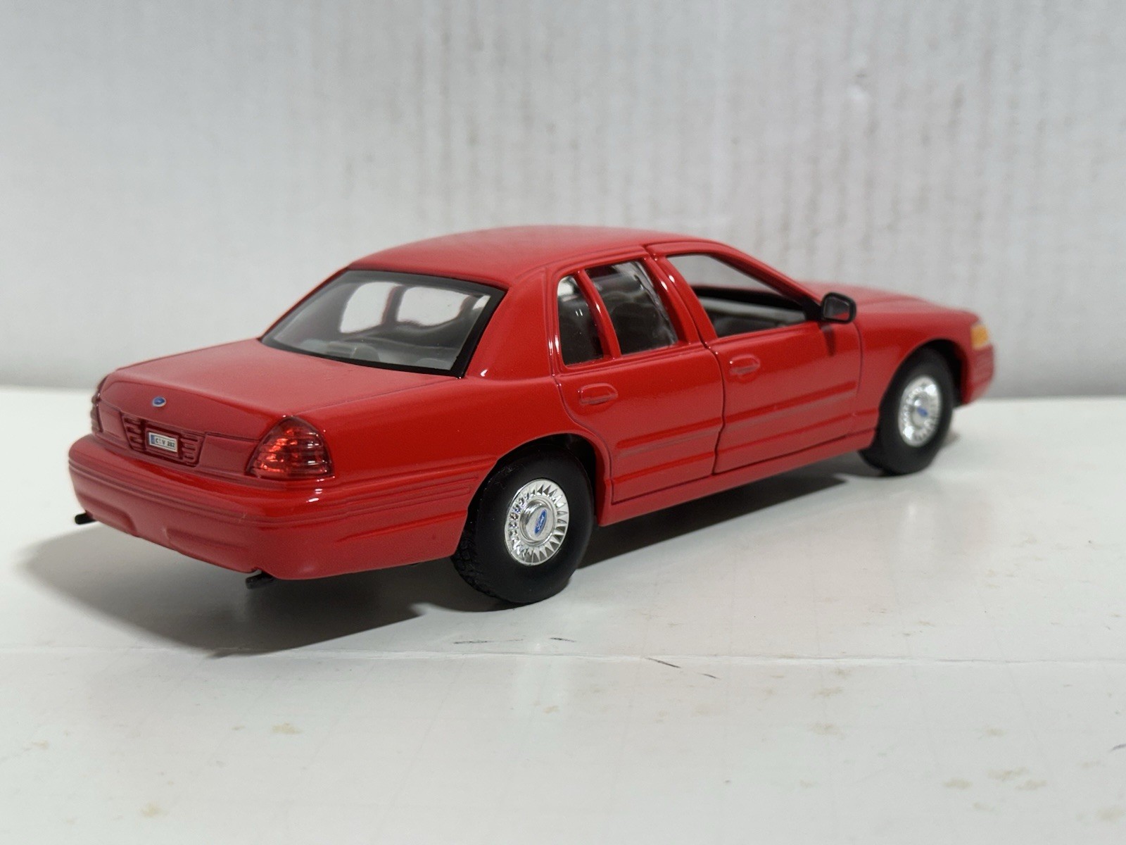 WELLY 1999 FORD CROWN VICTORIA RED 1:24 DIECAST MODEL NEW NO BOX
