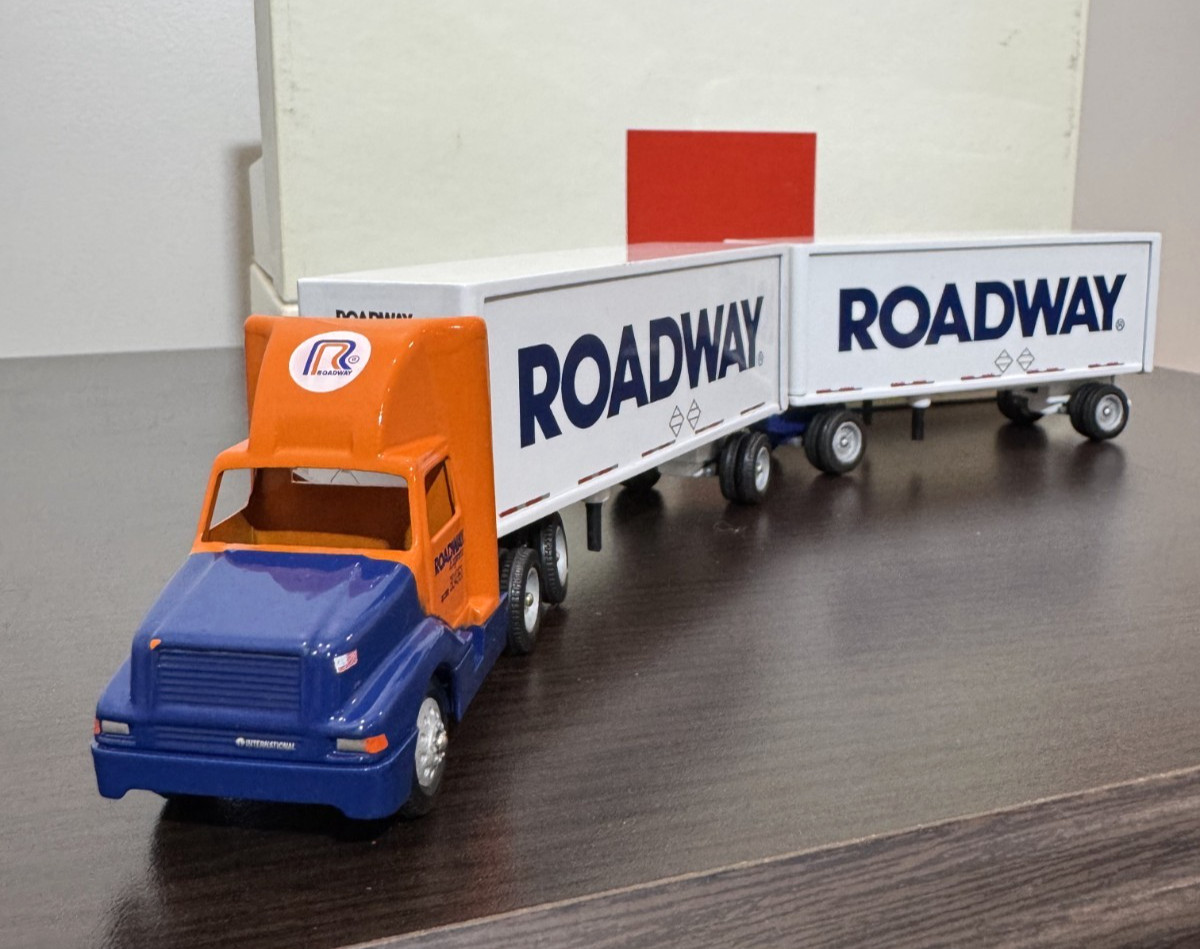 Roadway Express Doubles 2001 Winross Truck
