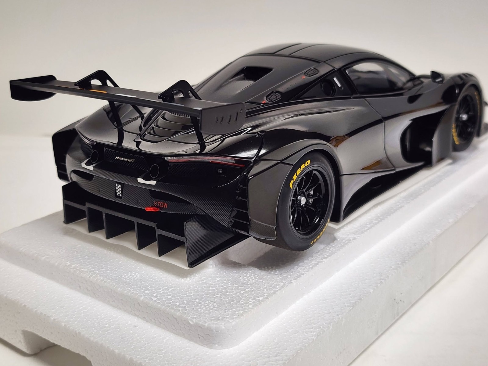 AUTOart – 1/18 die cast: McLaren 720S GT3, gloss black