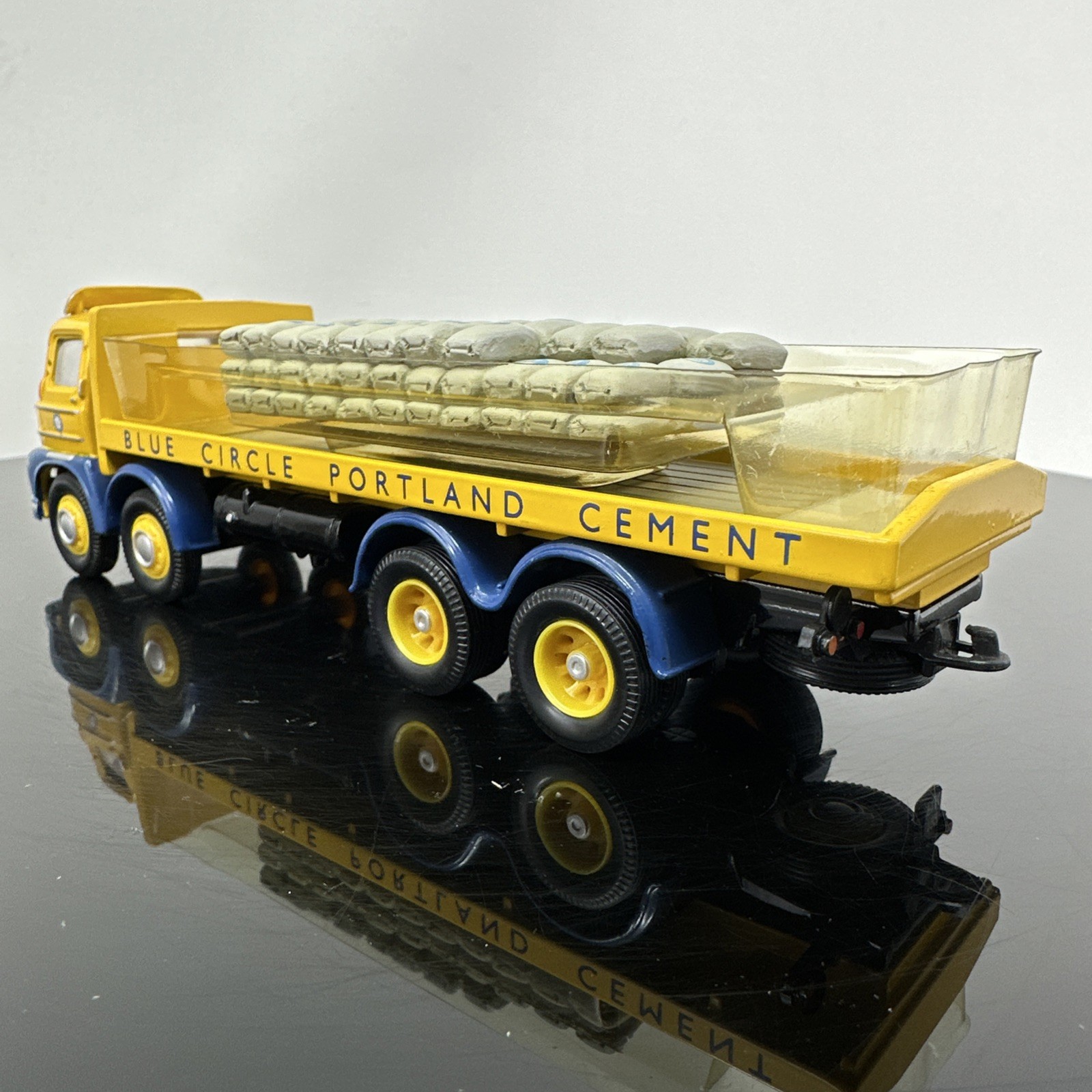 Corgi 13904 Blue Circle Cement Foden S21 8 Wheel Platform Lorry with Cement Bags