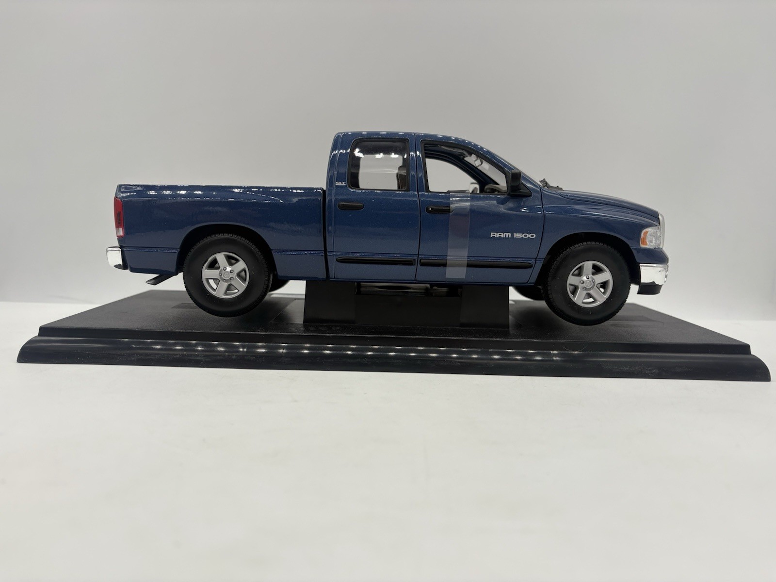Welly 2002 Dodge Ram 1500 Quad Short Box Diecast Pickup Truck 1:19 W Box – Blue