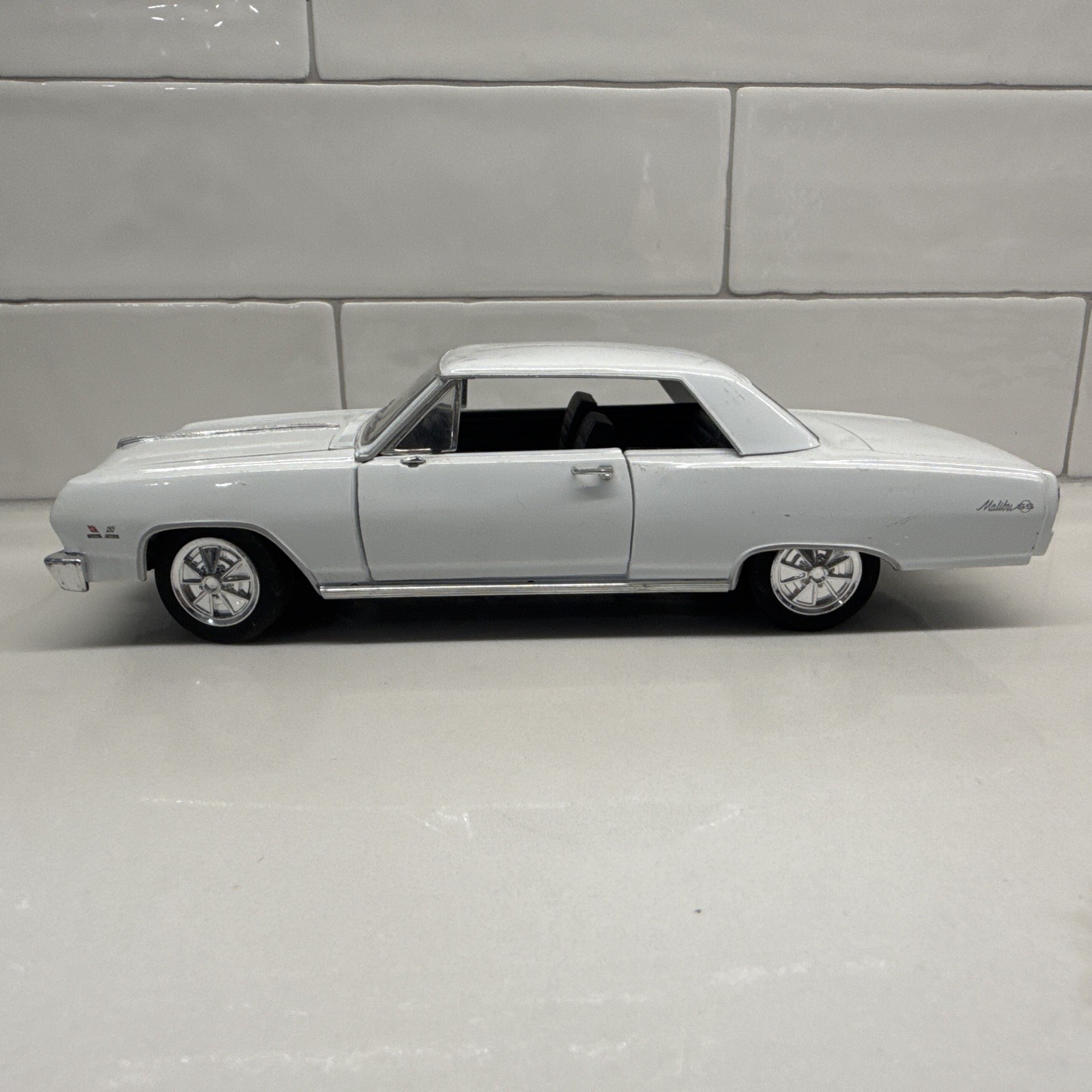 Saico White 1965 Chevy Chevell SS 396 Z-16 1:24 Scale Diecast Model – Ships Fast