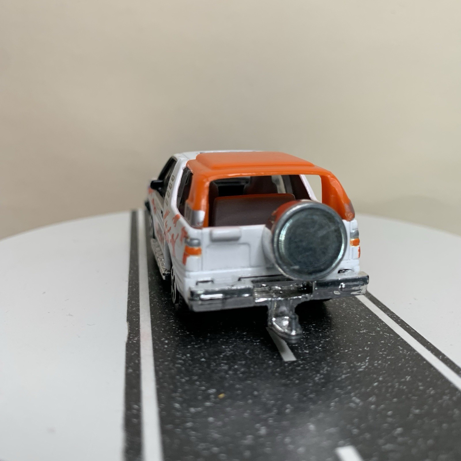 Unbranded Diecast Realtoy 1989-1994 Isuzu Amigo 2-Door SUV White Safari 1:64 NM