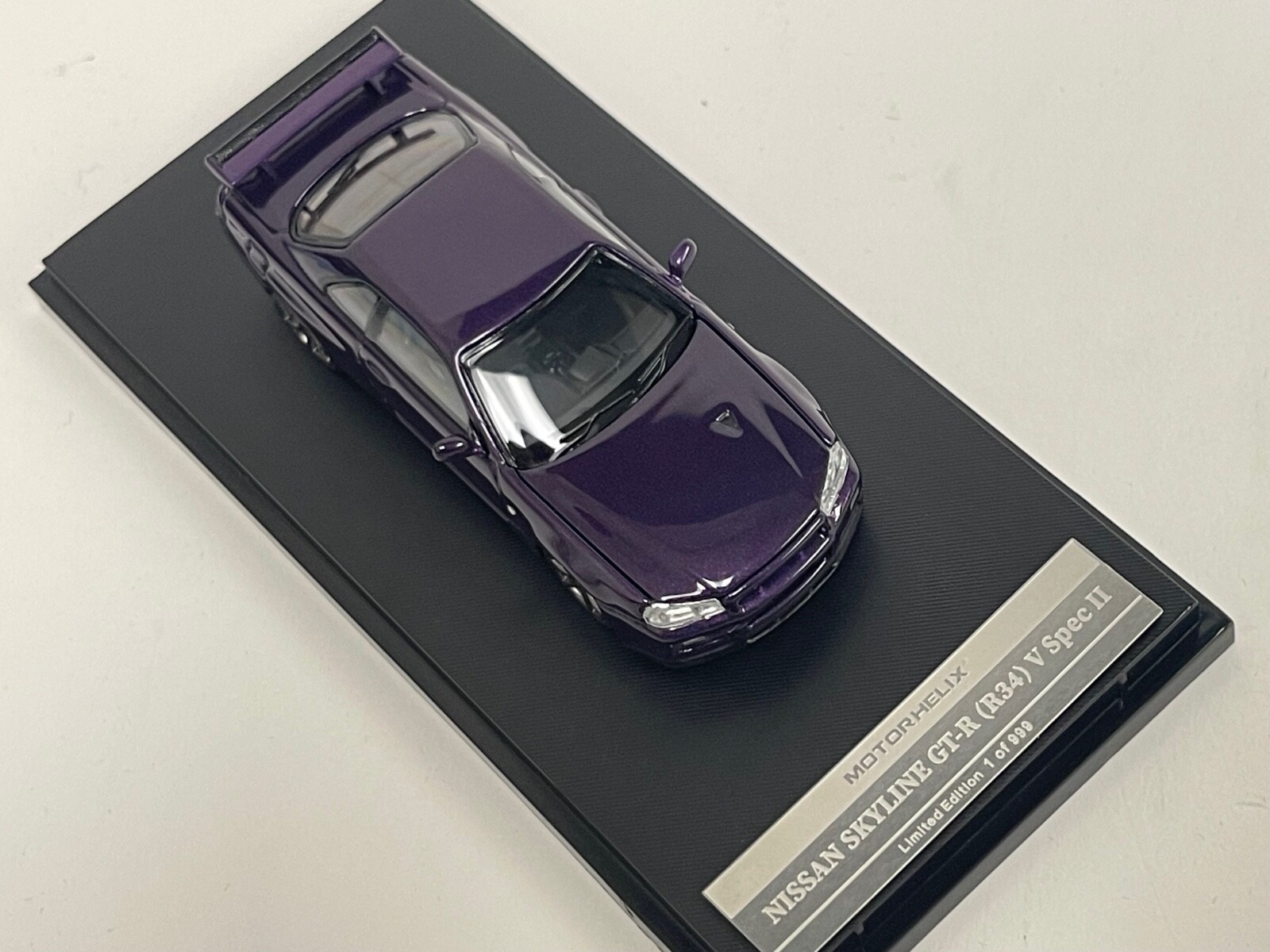 1/64 Motorhelix Nissan Skyline GT-R R34 V Spec II in Purple lmtd 599 pcs 64-002