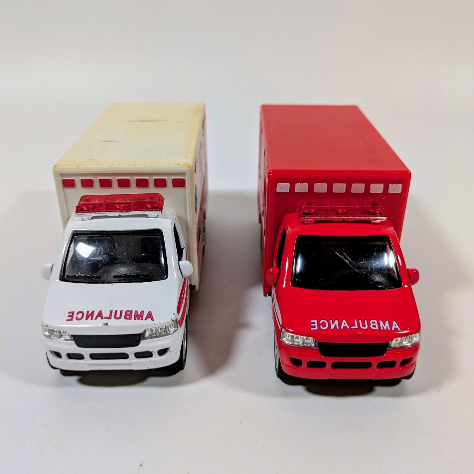Kintoy Kinsfun Diecast Ambulance Pair 1:43 Scale Emergency Vehicle Toys Lot