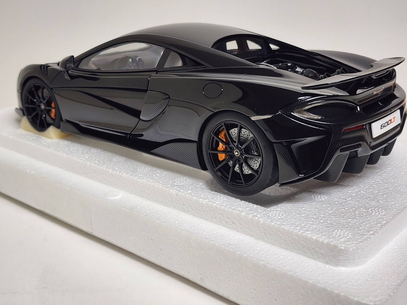 AUTOart – 1/18 die cast: McLaren 600LT, ONYX BLACK and orange inside.