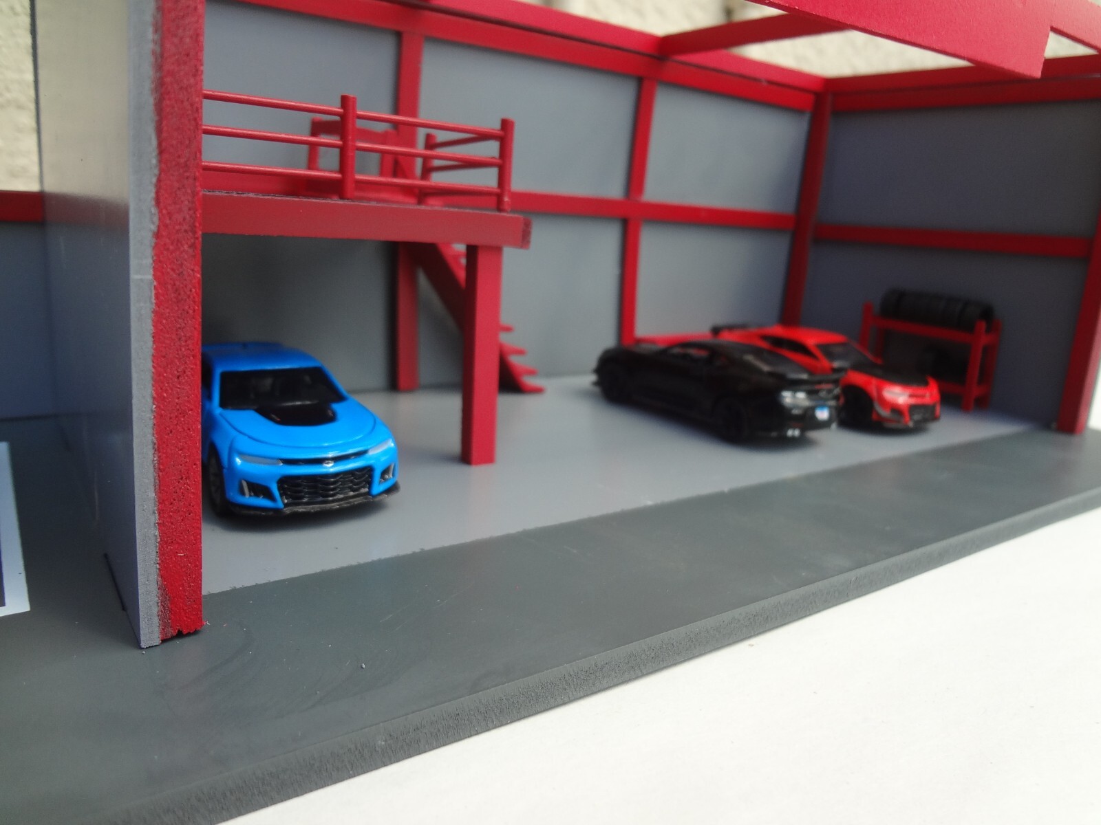 1:64 scale Mechanic Garage Diorama Gray & Red cars are not included
