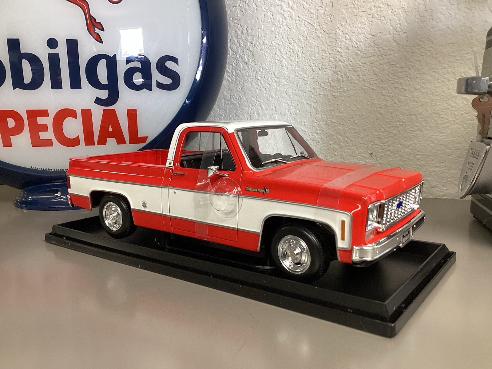 Maisto 1974 Chevrolet C/10 Cheyenne Super Red 1:18 Scale Special Edition Diecast