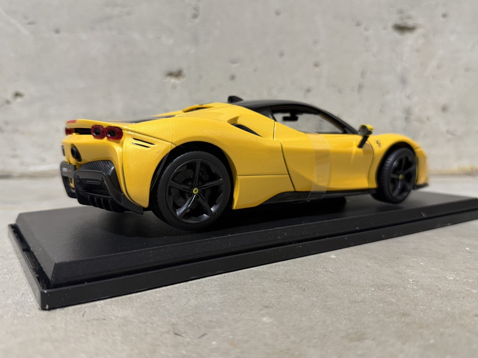 Ferrari SF90 1:18 Maisto Special Edition Diecast Model Car – Yellow