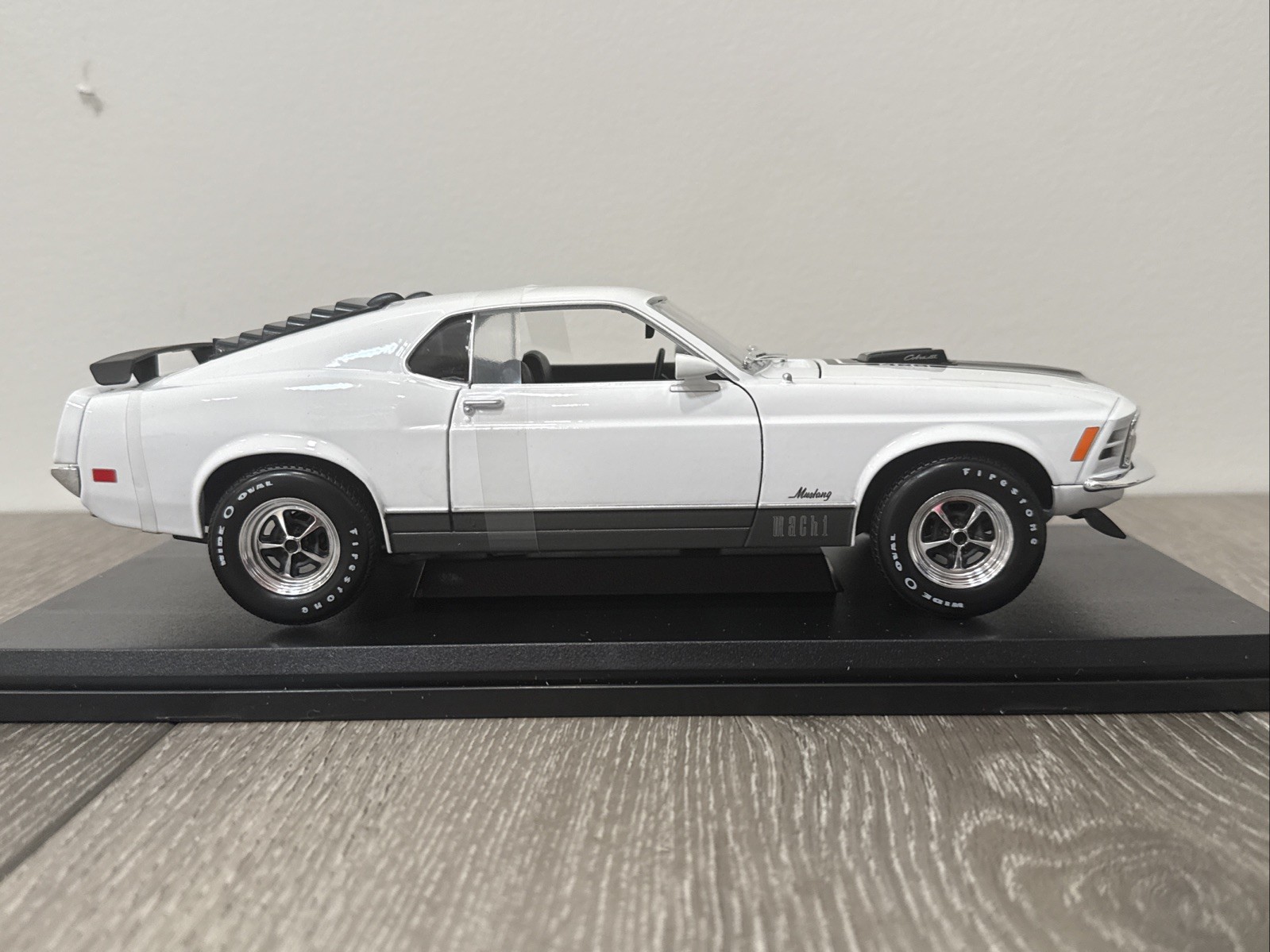 **All new 1970 Ford Mustang Mach 1 – White 1/18 Scale Maisto Exclusive Style