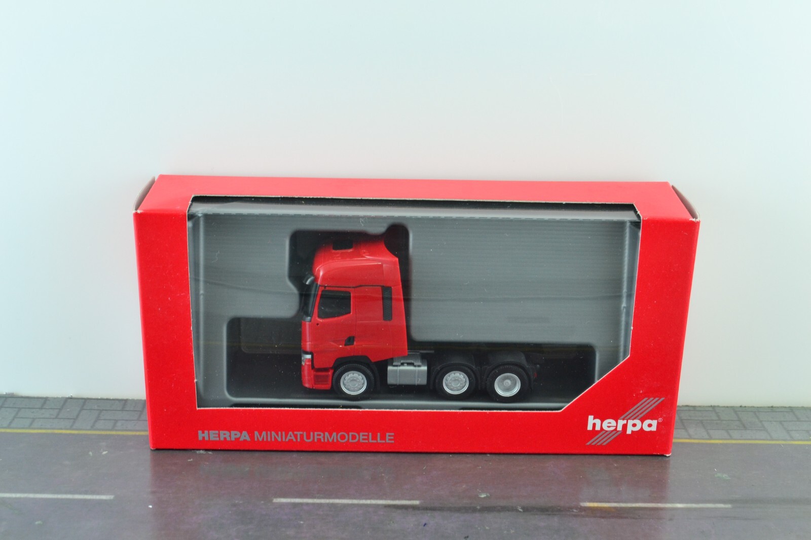 Herpa 351706 Renault T Facelift 3 Axle Tractor Unit Truck Red 1:87 HO Scale