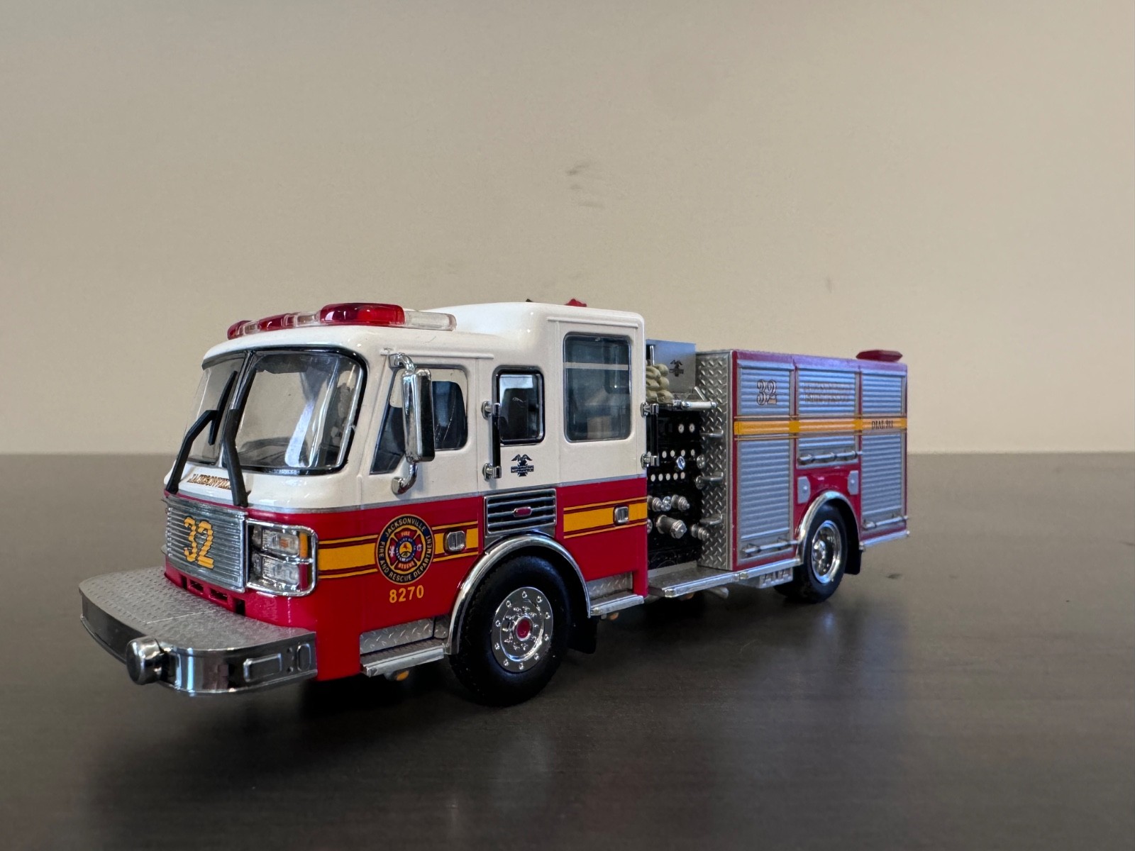 1/64 Code 3- American La France- ALF- Jacksonville FD- Engine 32