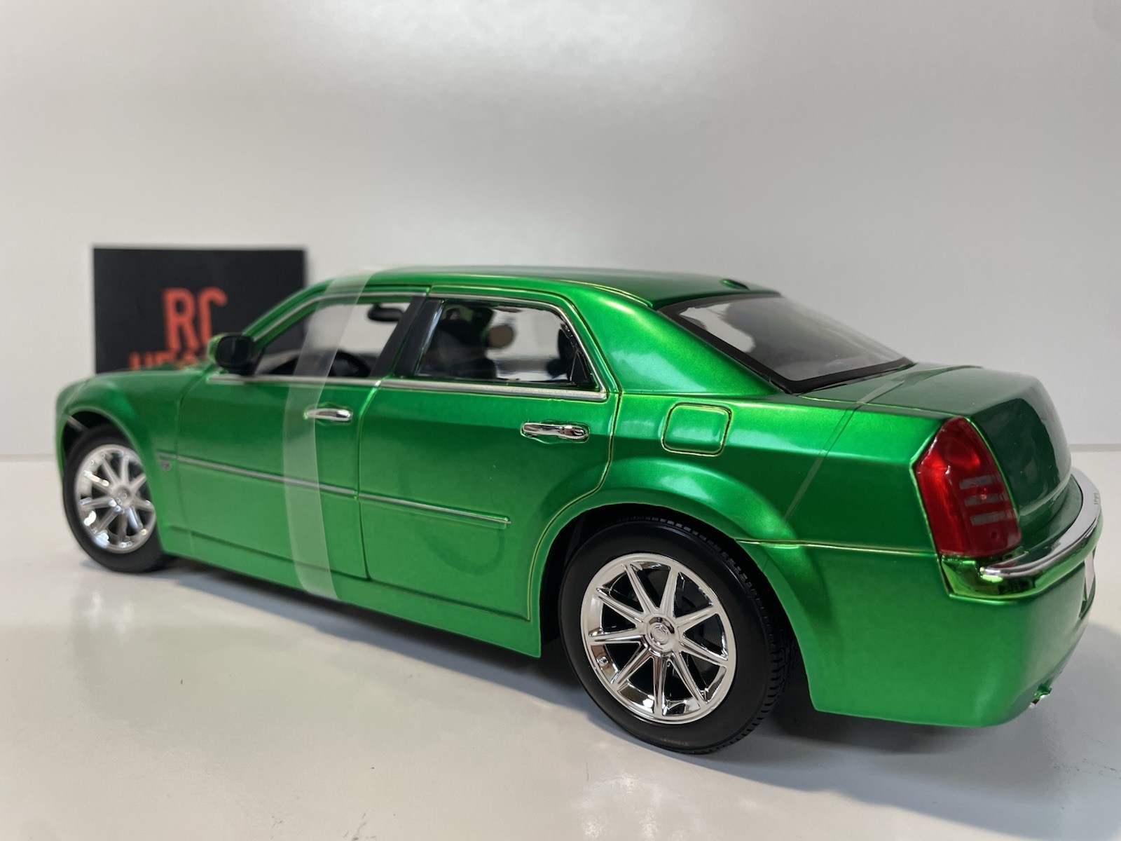 Maisto 2005 Chrysler Hemi 300c 1:18 Scale Diecast Model Car.