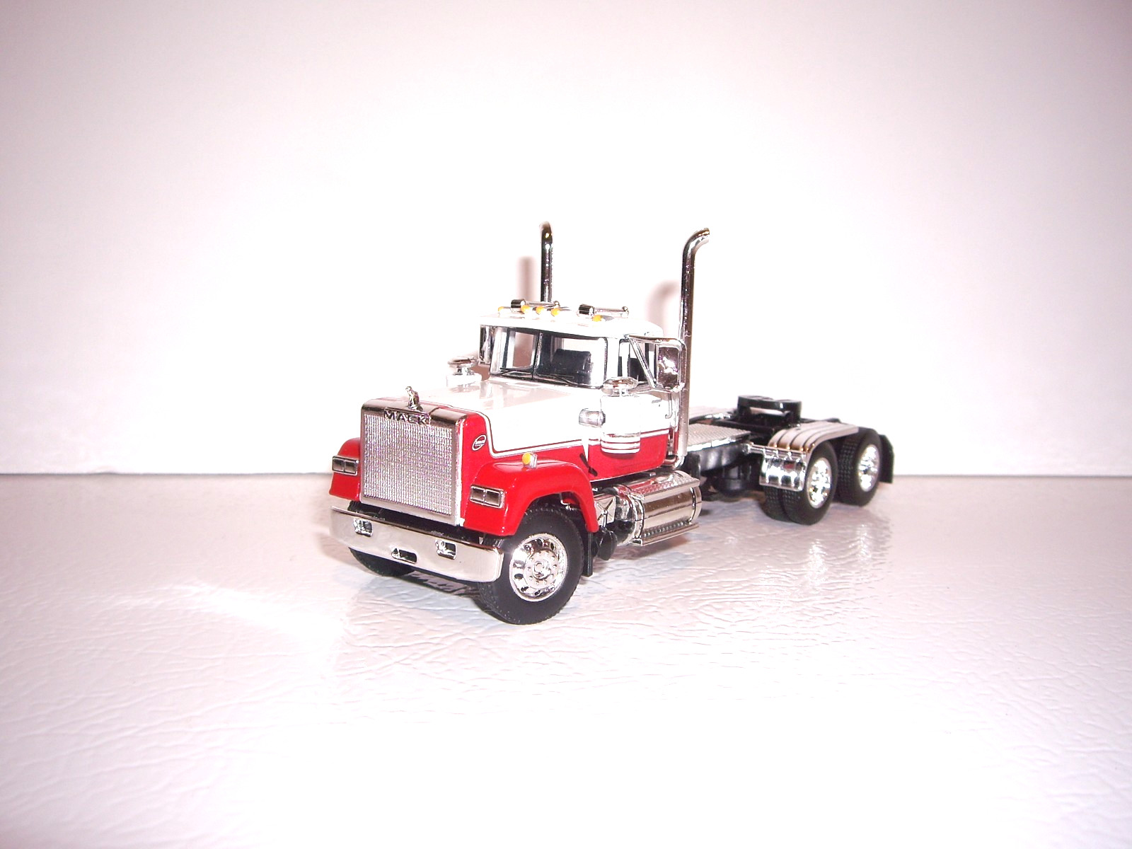 DCP FIRST GEAR 1/64 RED AND WHITE MACK SUPERLINER DAY CAB