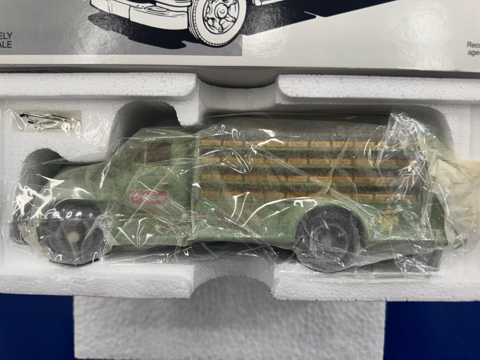 FIRST GEAR 1:34 Dr Pepper Diamond-T Bottler’s Truck 19-2013 Vintage Diecast NIB
