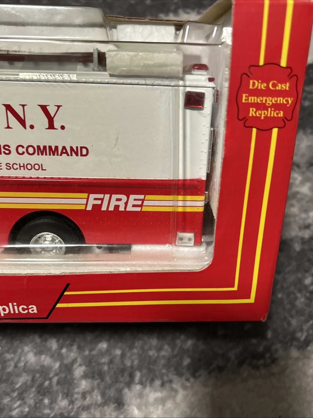 1:32 Code 3 FDNY New York Fire Department Freightliner MT-55 Command Post New