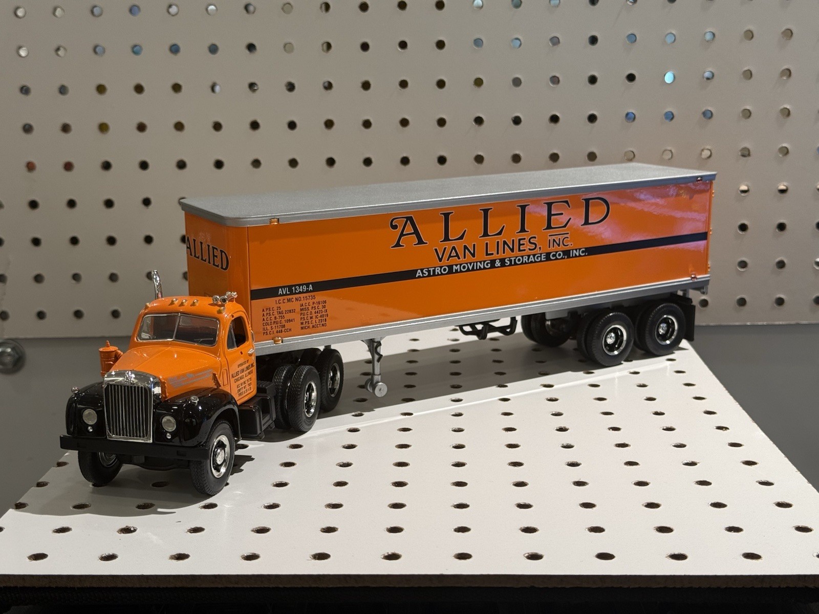 1st Gear 1960 Mack Model B-61 Tandem Axle Tractor Trailer Allied Astro 19-2146
