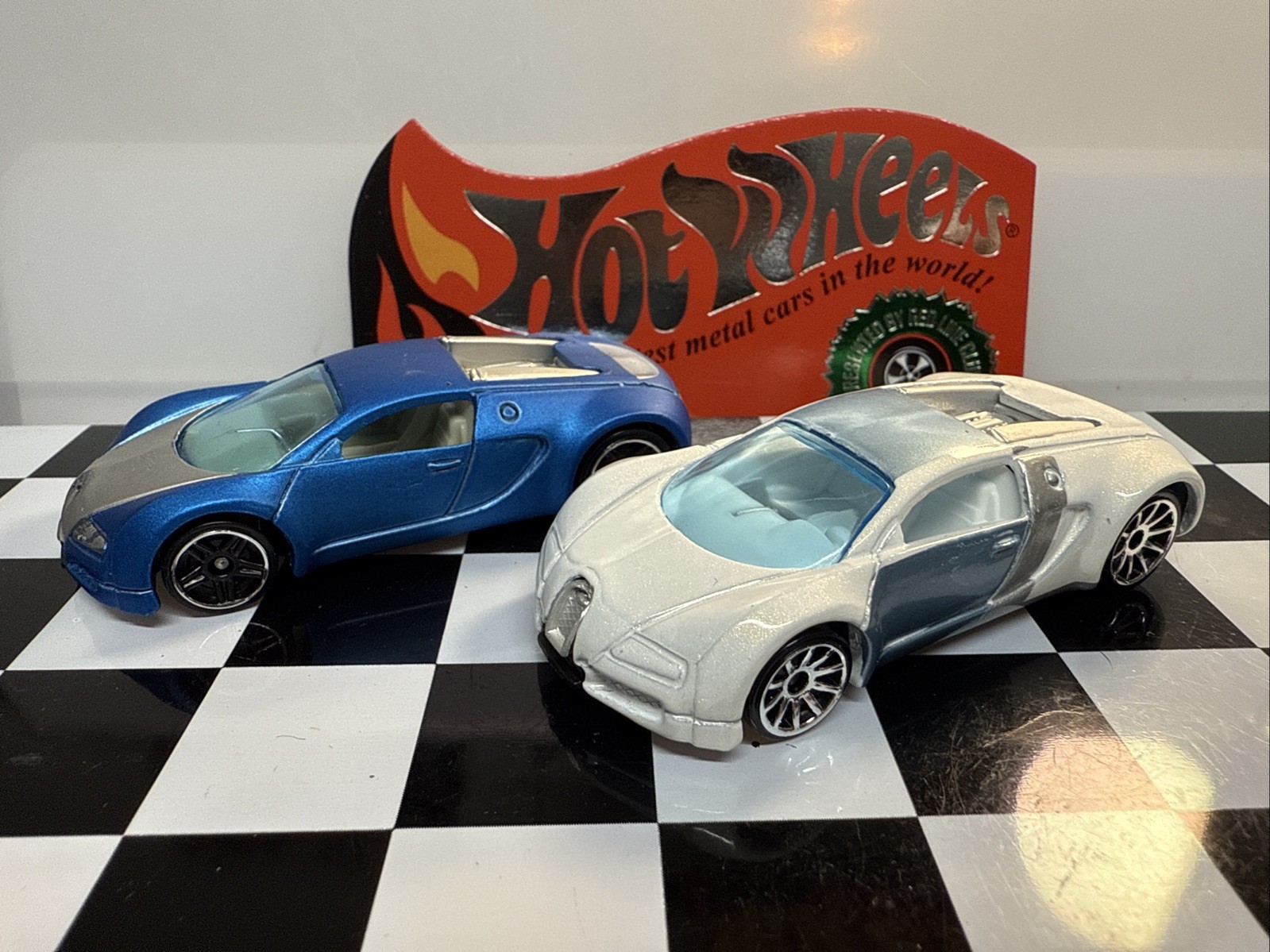 HOT WHEELS – HOT AUCTION – BUGATTI VEYRON 🔥 Combined Shipping 🔥 2 Car Set