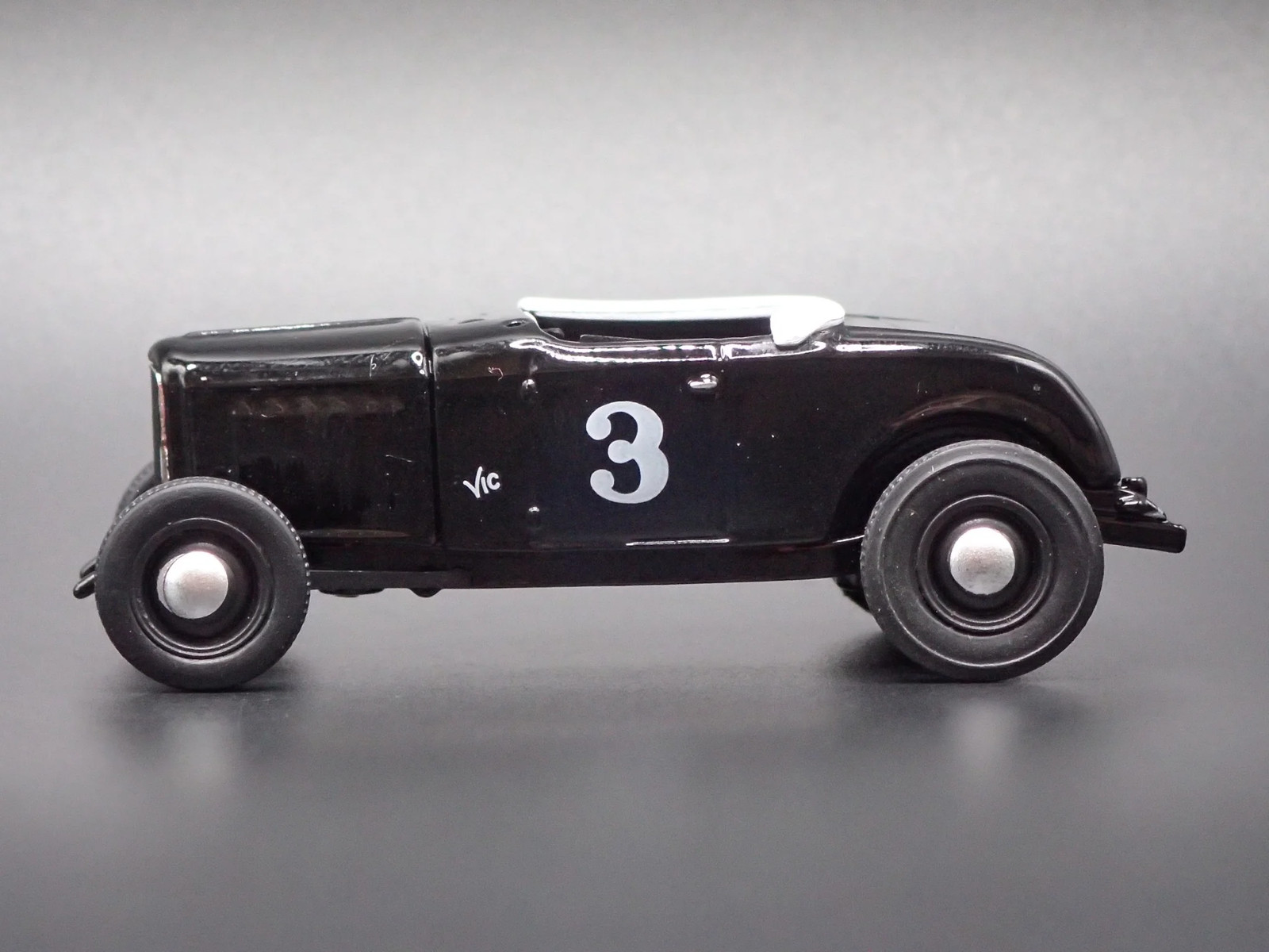 1932 32 FORD ROADSTER HOT ROD BLACK 1:64 SCALE DIORAMA DIECAST MODEL CAR