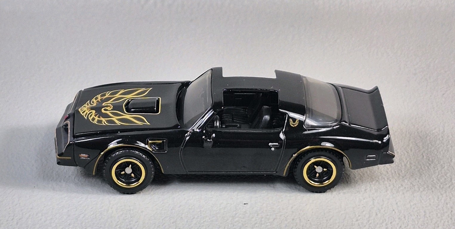 1977 PONTIAC FIREBIRD T/A Diorama Collectible DieCast Model 1:64 Black LOOSE