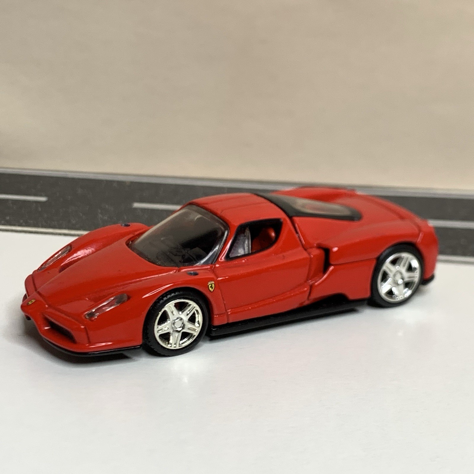 2005 Hot Wheels 100% Oil Can Showcase Series 2003 Ferrari Enzo Red 1:64 Scale NM