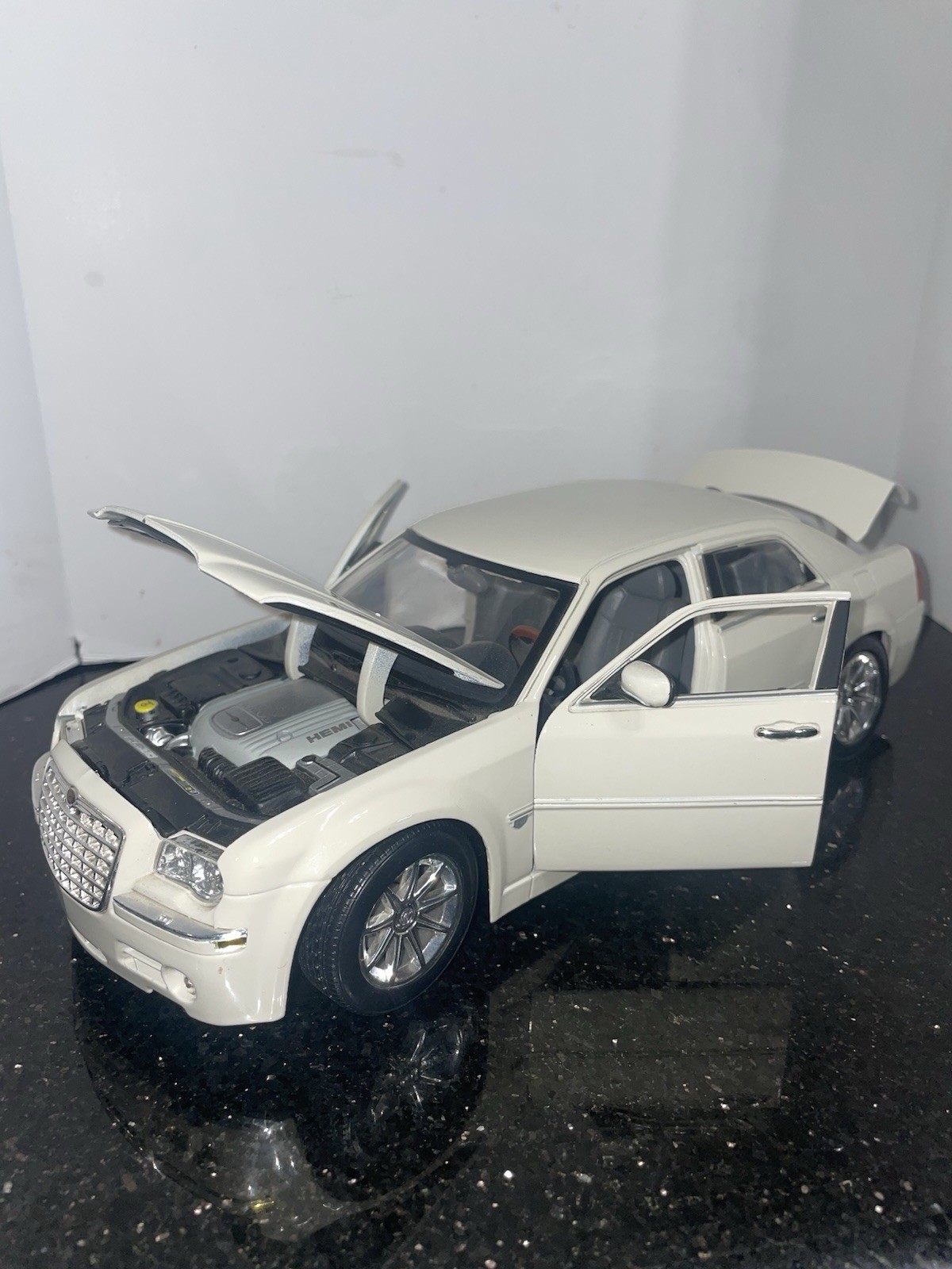 Maisto 1:18 Chrysler 300C Hemi White Pearl
