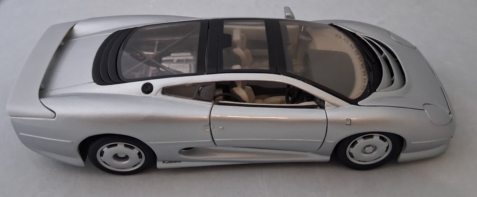 1992 Jaguar XJ220 1:18 Diecast (Silver) : Maisto