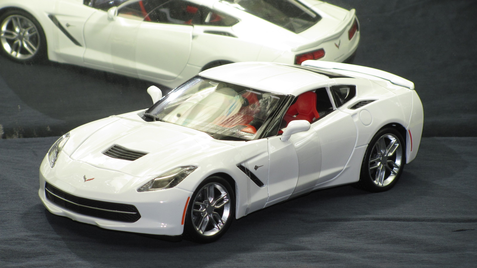 2014 CORVETTE Z51 STINGRAY ARTIC WHITE NEW IN BOX 1:18