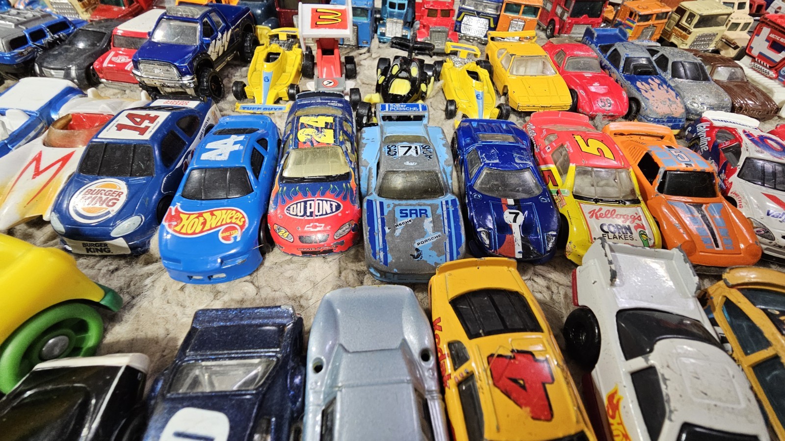 100 Hot Wheels Matchbox Tomica Cars Bulk Lot- Random Mixed Mystery Diecast Used