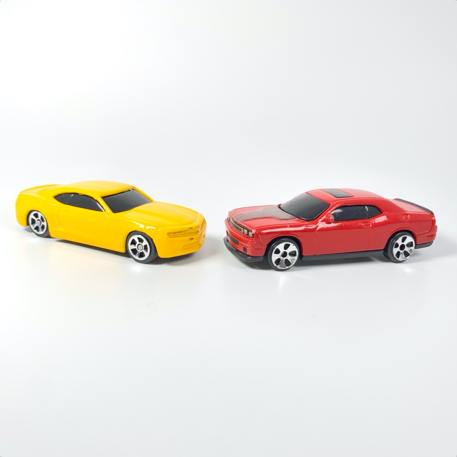 Maisto Lot 2006 Chevy Camaro Concept Yellow, 2008 Dodge Challenger SRT8 Red 1:64