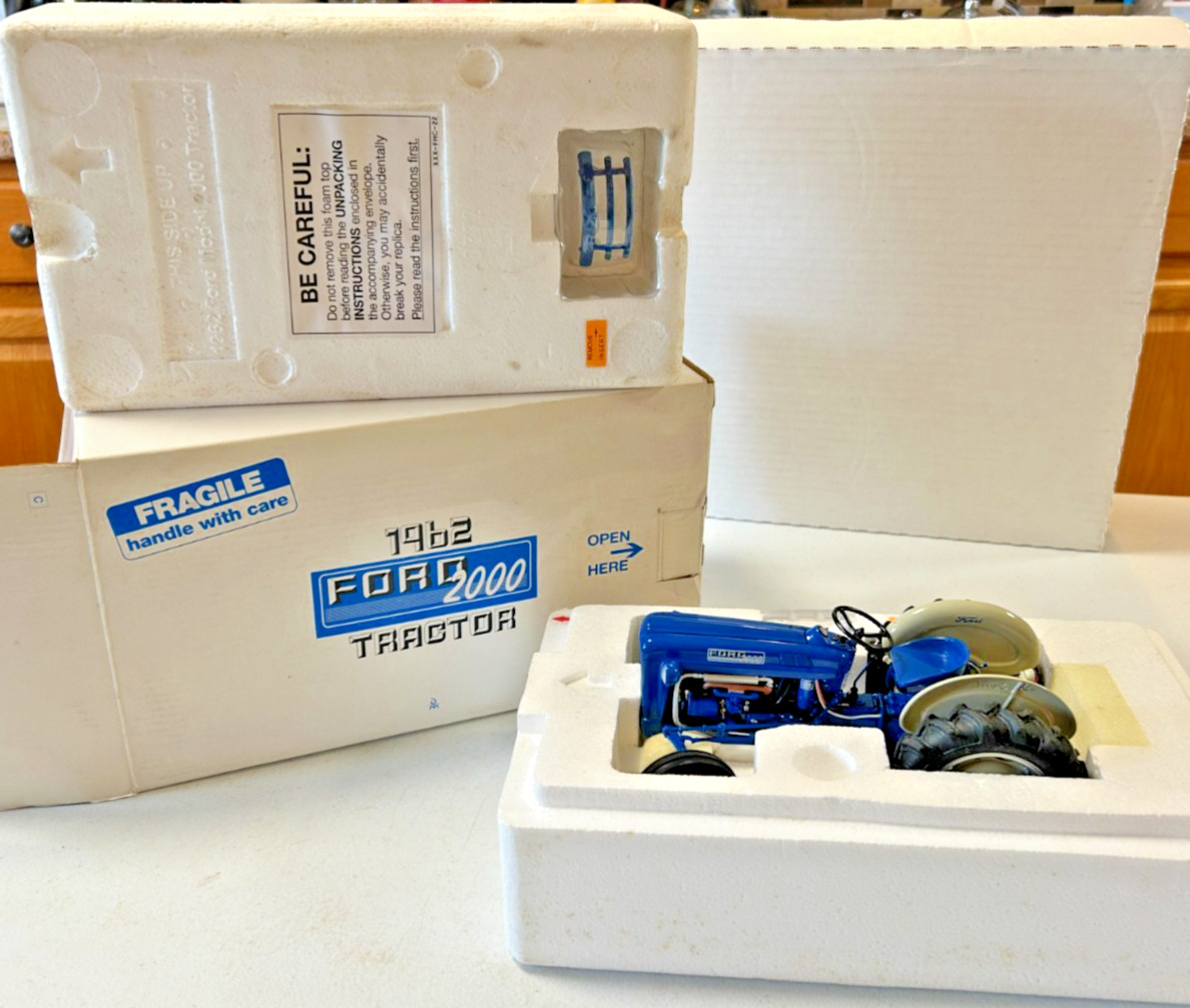 The Danbury Mint 1/16 1962 Ford Model 2000 Blue Diecast Original Box