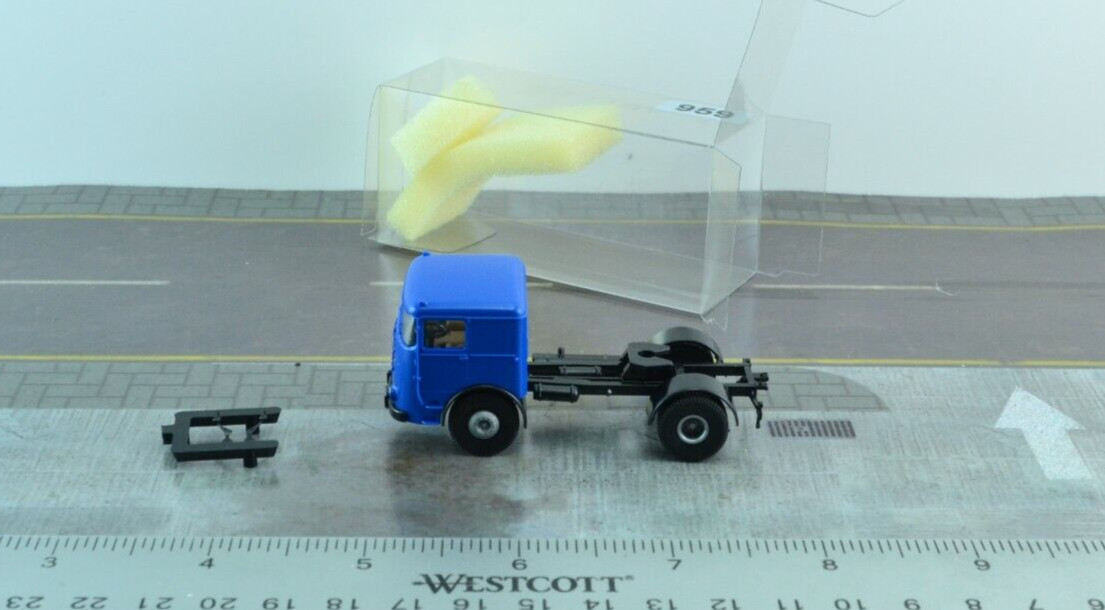 Brekina Old Timer Bussing Tractor Unit Truck Blue 1:87 (HO959)