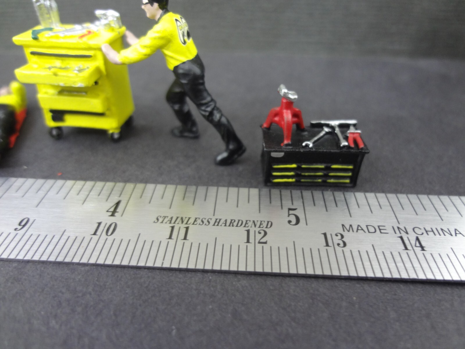 1:64 Scale figure set MOONEYES Mechanics + Moon Garage Set w/ lift + stickers