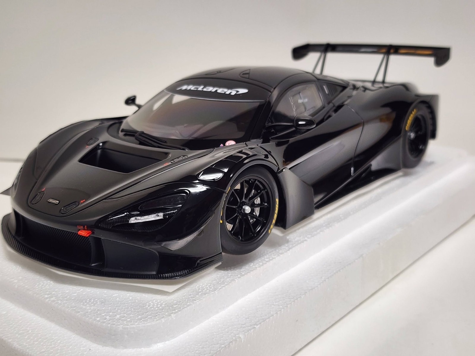 AUTOart – 1/18 die cast: McLaren 720S GT3, gloss black