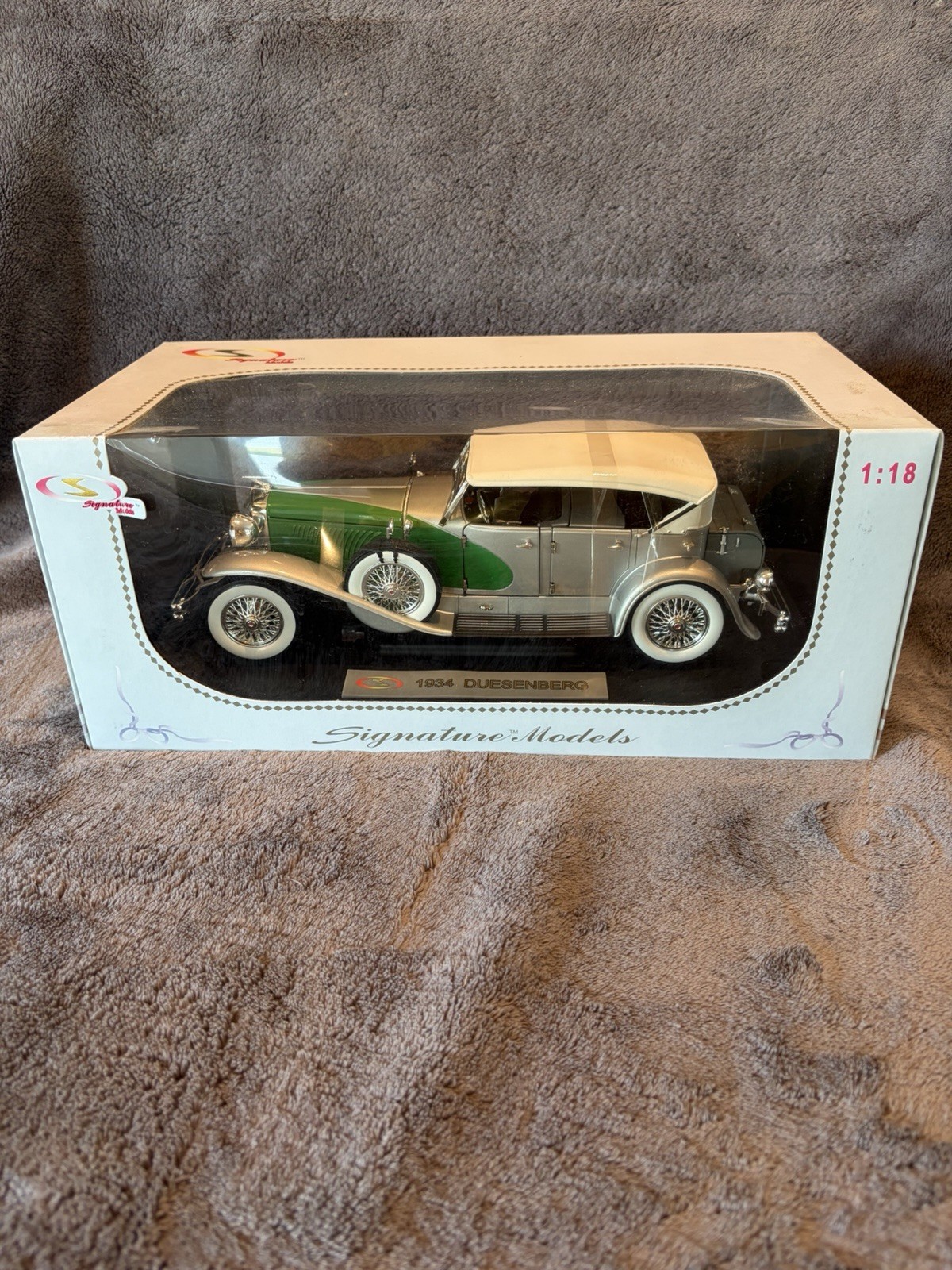 Signature Models Limited 1:18 1934 Duesenberg Diecast Car Silver/Green/White