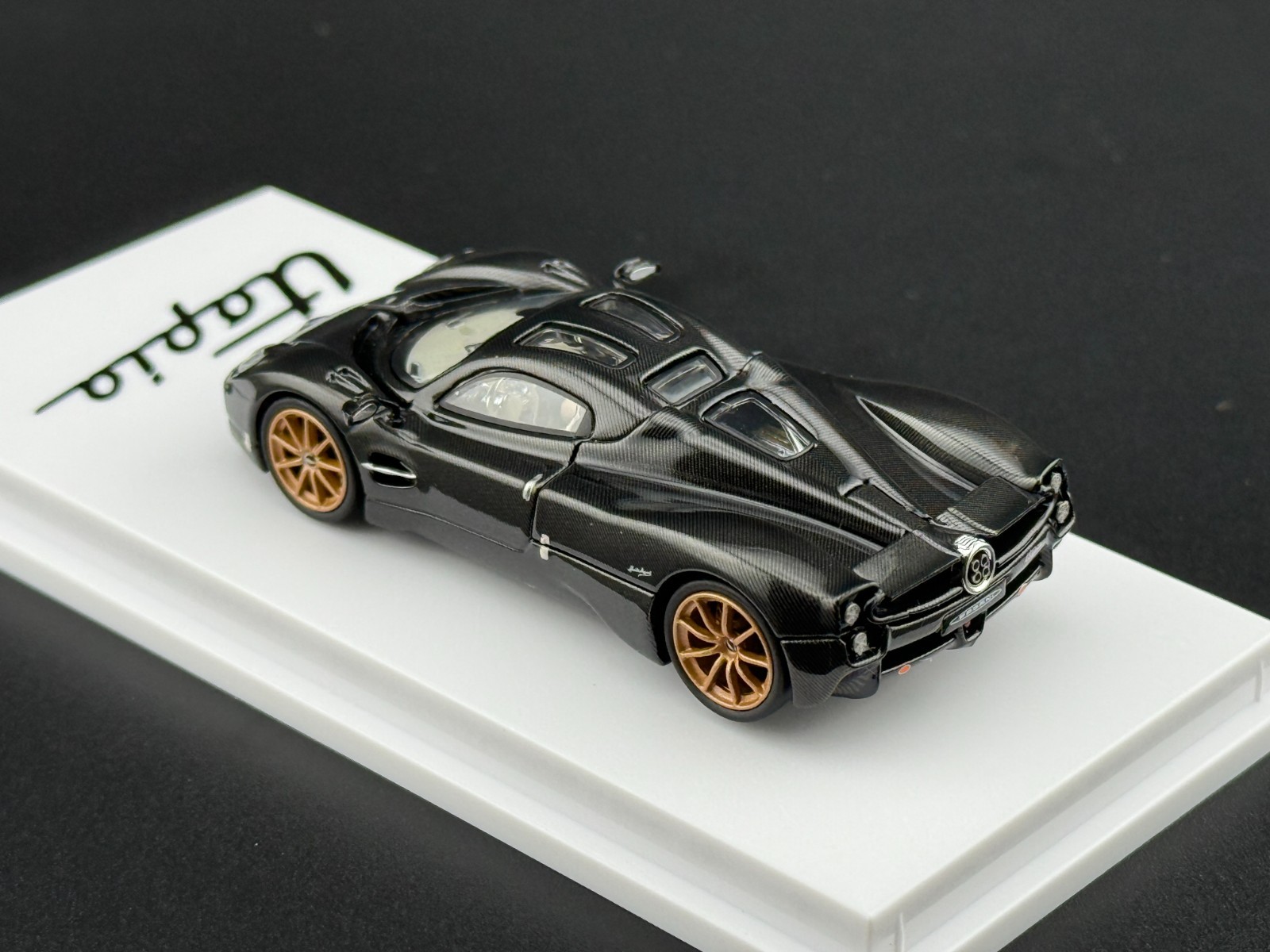 CM Model Pagani Utopia Full Carbon 1/64