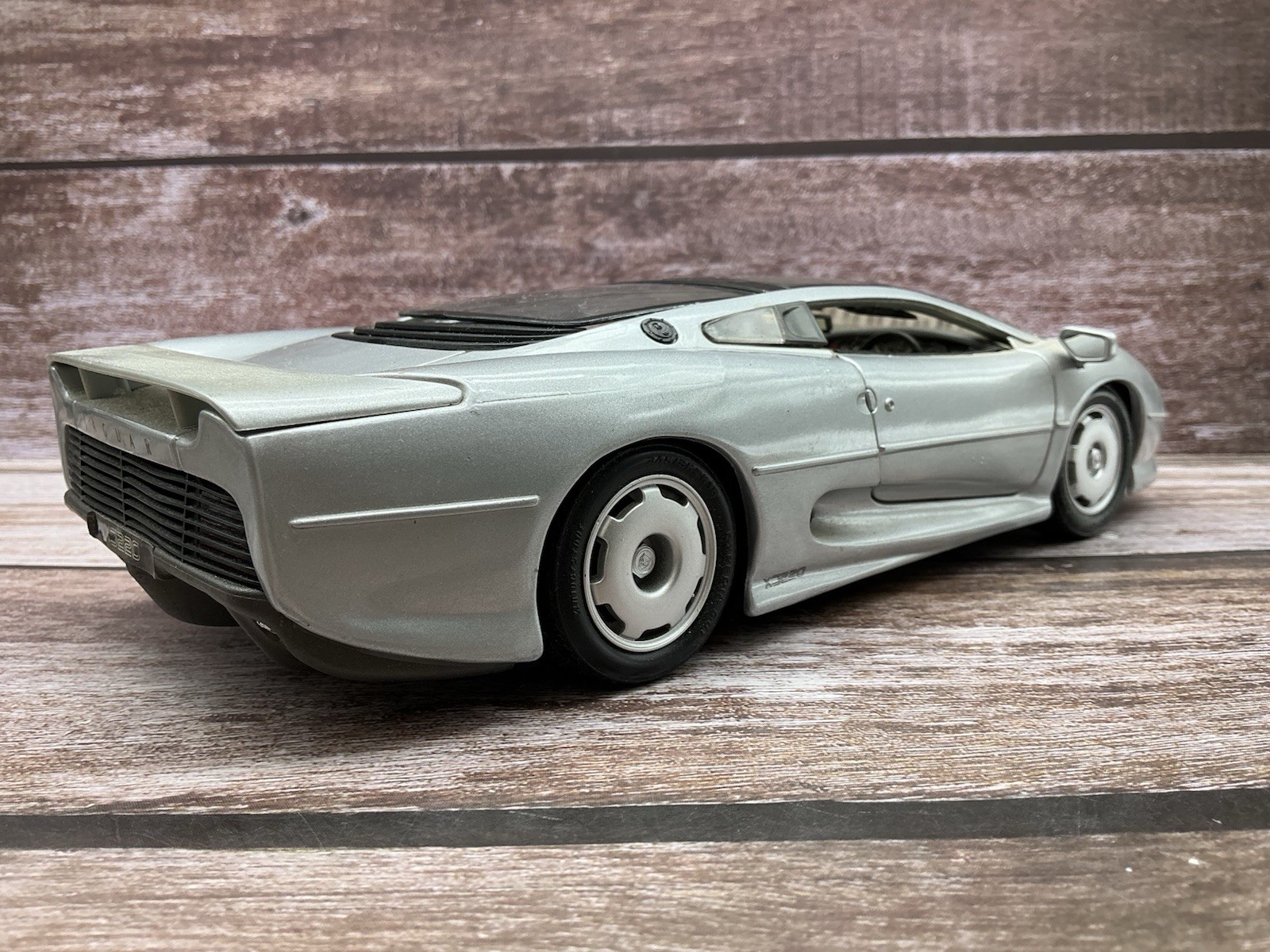 Maisto 1/18 ~ 1992 Jaguar XJ220 ~ Silver