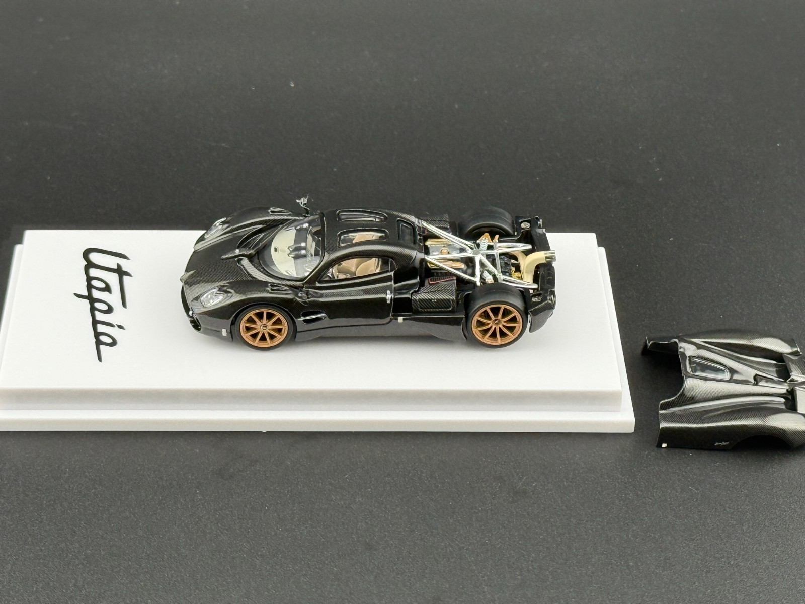 CM Model Pagani Utopia Full Carbon 1/64