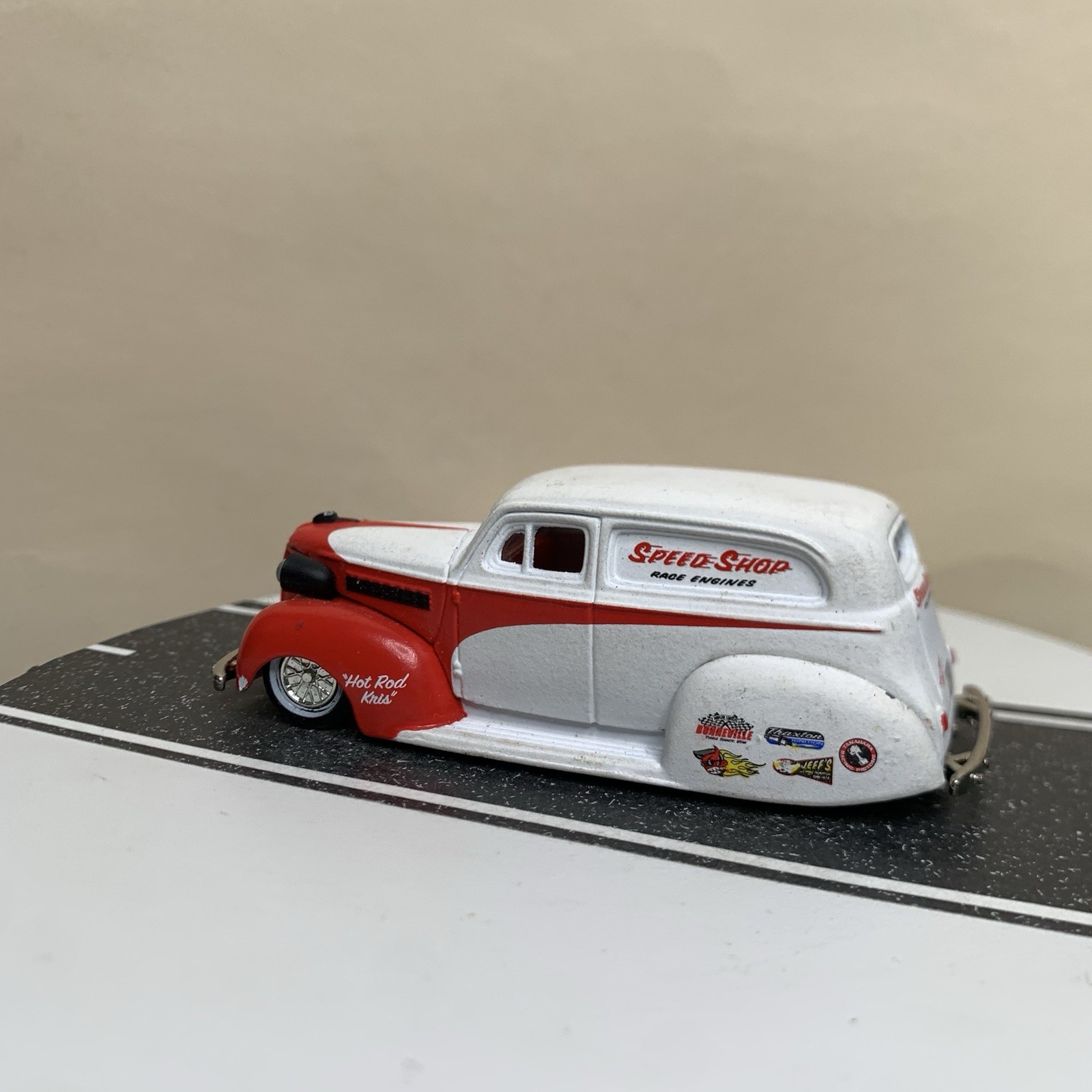Jada Toys Road Rats Series 1939 Chevy Sedan Delivery Speed Shop White/Red 1:64