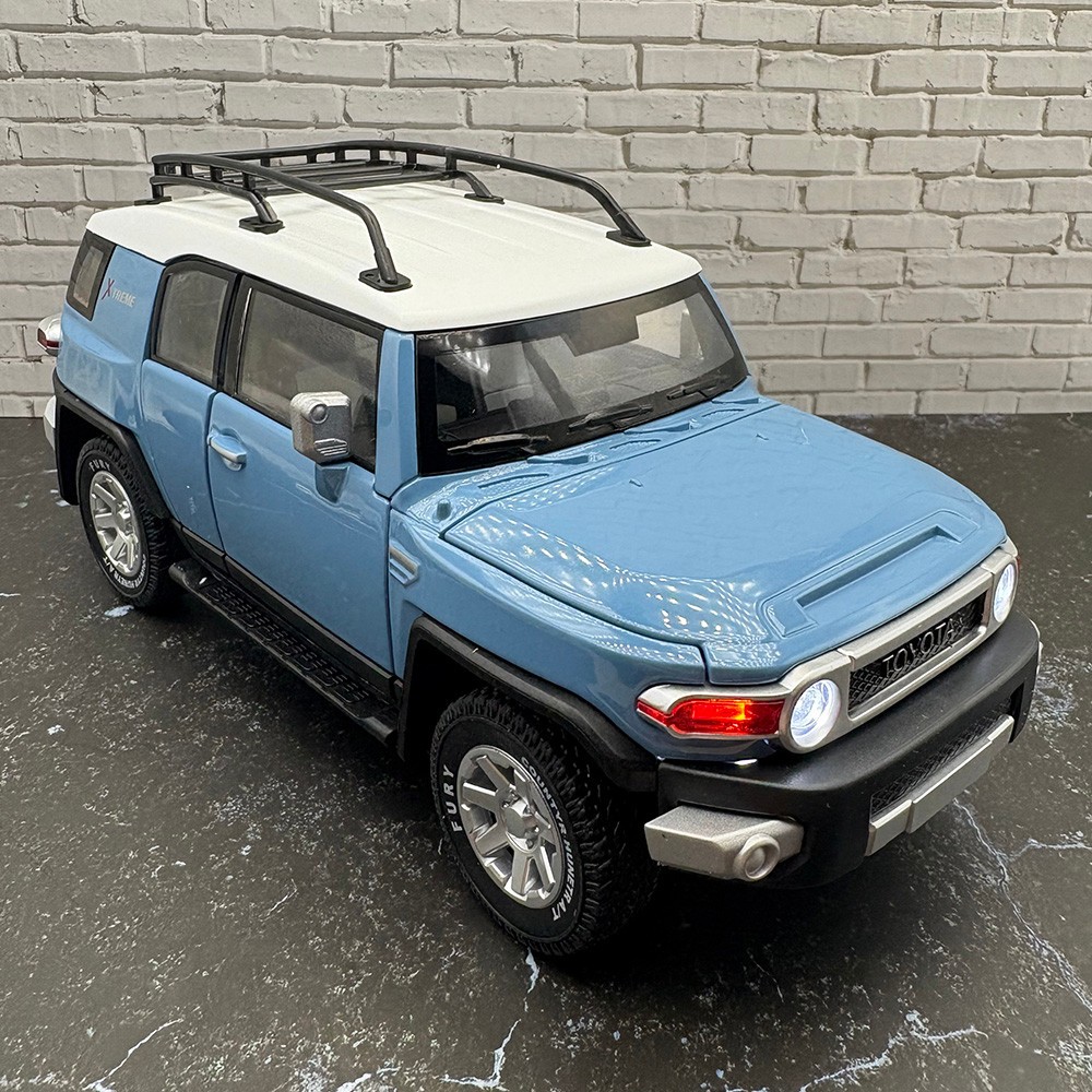 2007/2014 TOYOTA FJ Cruiser 1:24 Diecast – Officially Licensed – Blue With Box