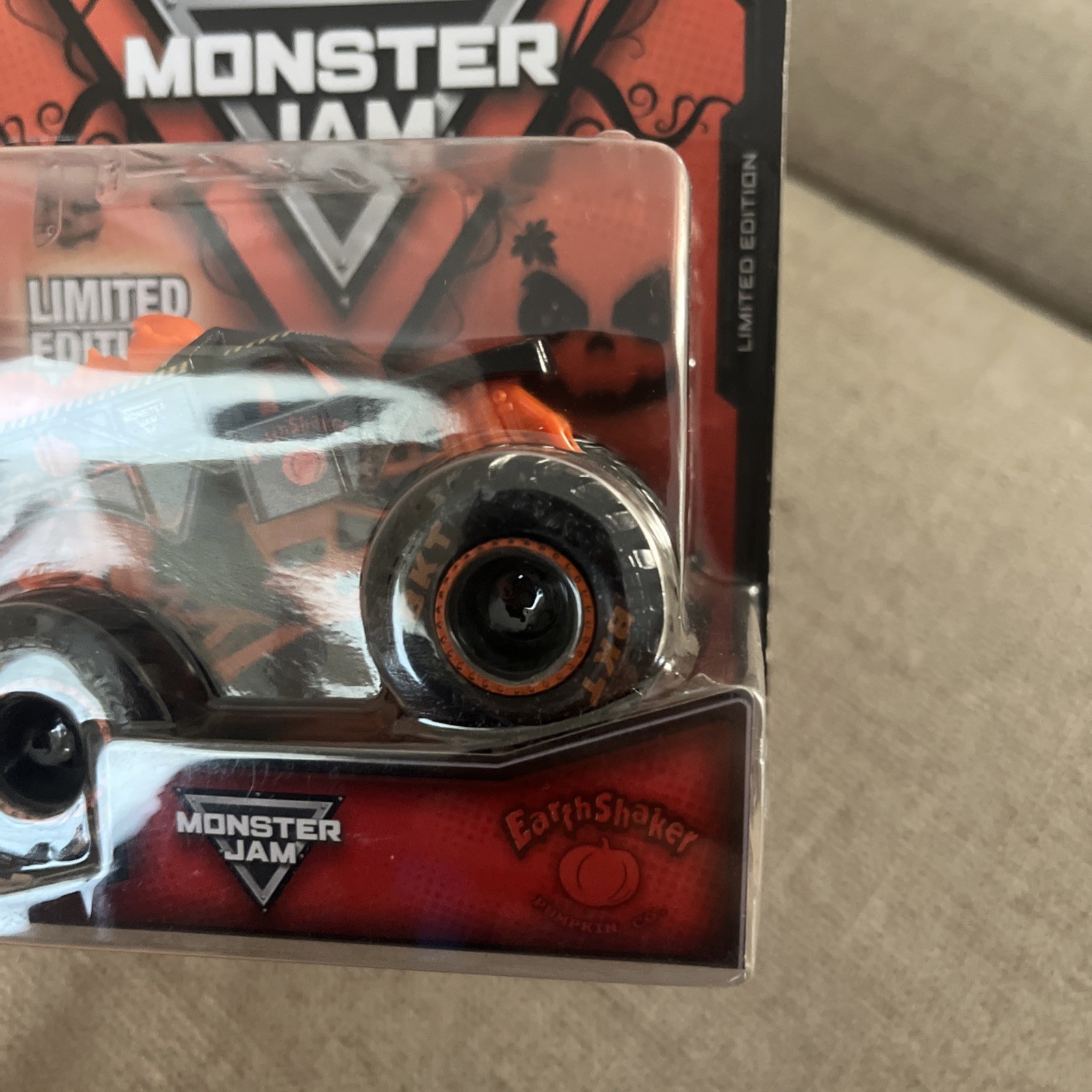 Spin Master Earth Shaker Pumpkin Co. Limited Edition Monster Jam 1:64 Truck