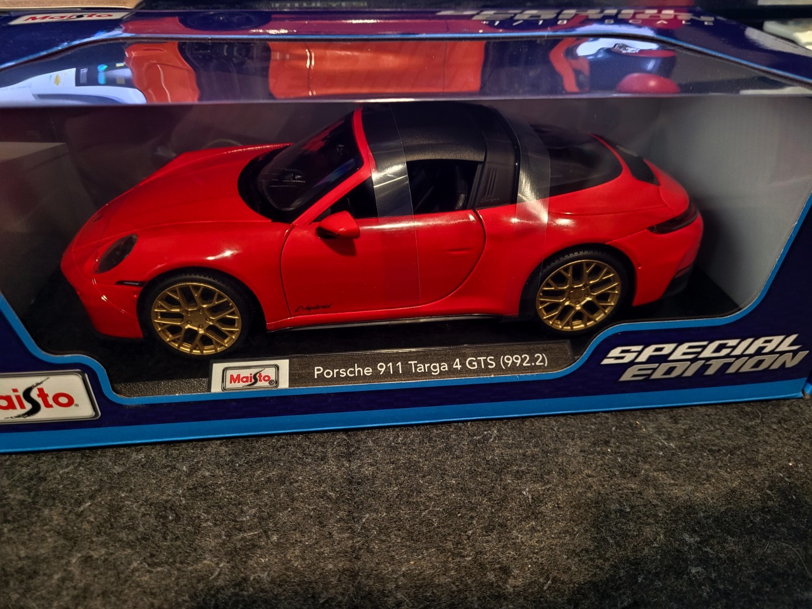Porsche 911 Targa 4 GTS 1:18 Maisto Diecast Model Red Gold Removable Top