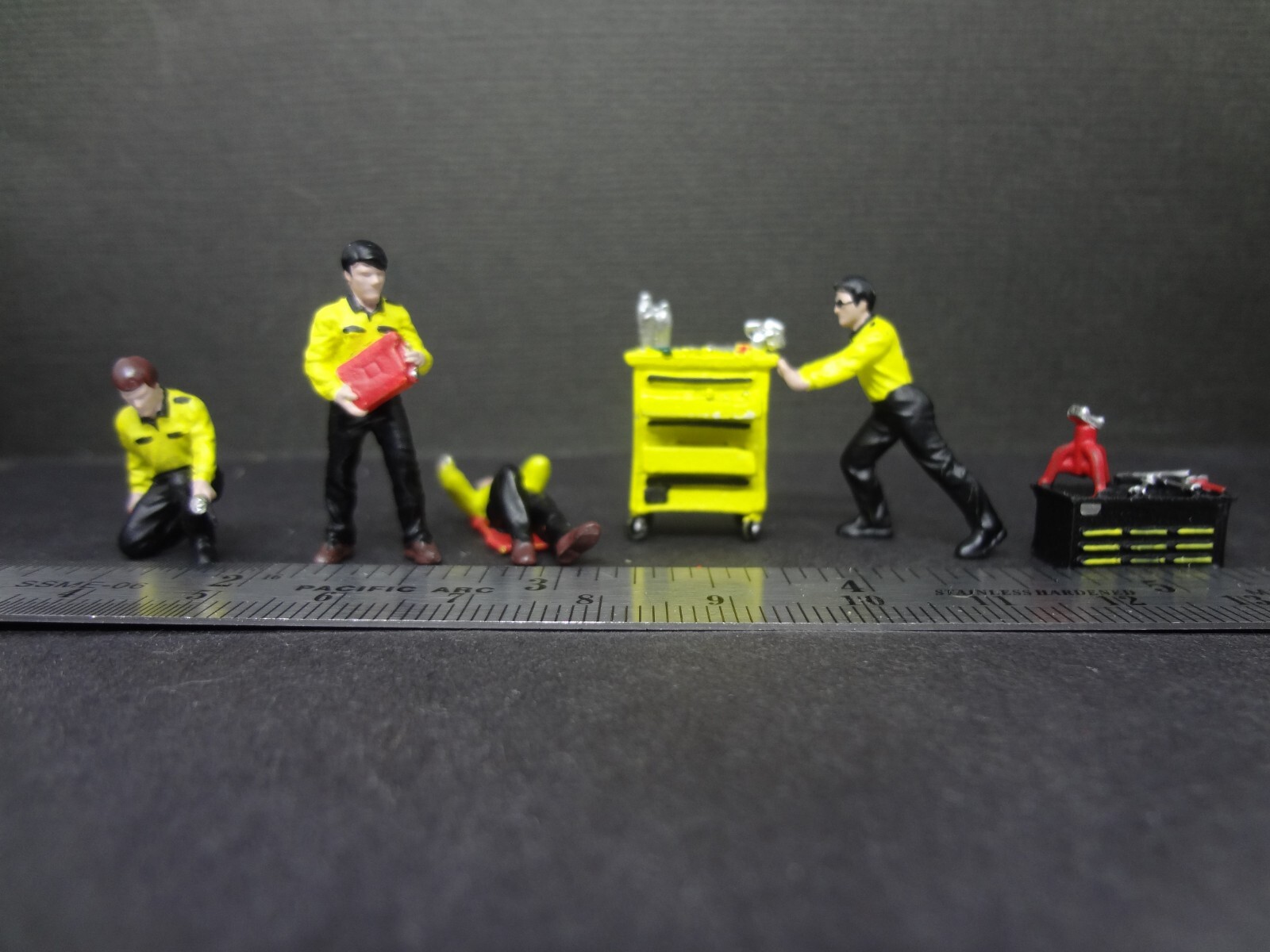 1:64 Scale figure set MOONEYES Mechanics + Moon Garage Set w/ lift + stickers