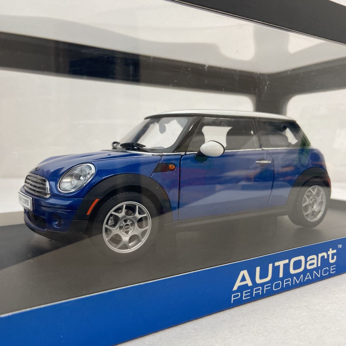 AUTOart 1/18 MINI COOPER 2006 AUTOart BMW Mini Cooper Lightning Blue Metallic