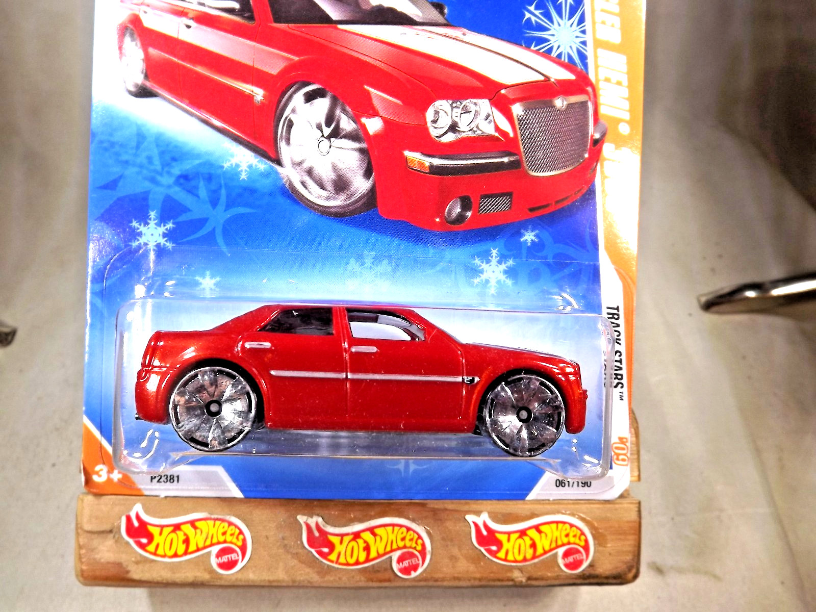 2009 Hot Wheels Snowflake #61 Track Stars 7/12 CHRYSLER 300C HEMI Red w/Bling Sp